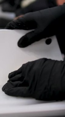 Kızarmış peynirli kekler aşama aşama pişiriliyor. Eller kaymak toplarını yuvarlar. Peynirli kekler tavada kızartılır. Lezzetli yemekler hazırlama süreci. Cheesecake veya cheesecake. Sağlıklı yemek.