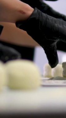 Kızarmış peynirli kekler aşama aşama pişiriliyor. Eller kaymak toplarını yuvarlar. Peynirli kekler tavada kızartılır. Lezzetli yemekler hazırlama süreci. Cheesecake veya cheesecake. Sağlıklı yemek.