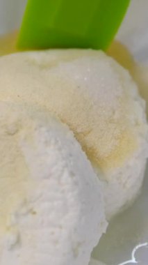 Kızarmış peynirli kekler aşama aşama pişiriliyor. Eller kaymak toplarını yuvarlar. Peynirli kekler tavada kızartılır. Lezzetli yemekler hazırlama süreci. Cheesecake veya cheesecake. Sağlıklı yemek.