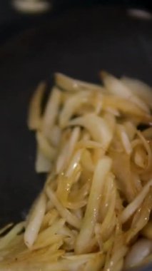 Kızarmış soğan, soğan halkalarını kızgın yağda kızartır. Kızarmış soğan halkaları, çıtır soğan. Kaynayan yağ, kızartılmış soğan halkaları, yakın çekim.