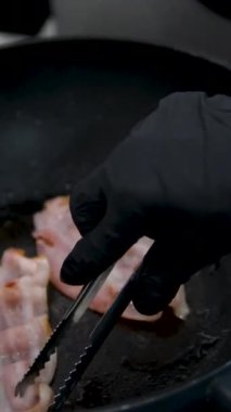 Kızarmış domuz. Kamera ızgarada domuz pastırması pişirmeyi takip ediyor. Yüksek hızlı kamera, hayalet esneme