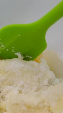 Kızarmış peynirli kekler aşama aşama pişiriliyor. Eller kaymak toplarını yuvarlar. Peynirli kekler tavada kızartılır. Lezzetli yemekler hazırlama süreci. Cheesecake veya cheesecake. Sağlıklı yemek.