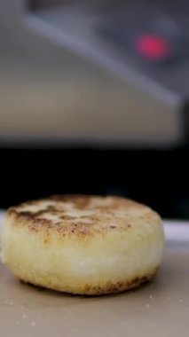 Kızarmış peynirli kekler aşama aşama pişiriliyor. Eller kaymak toplarını yuvarlar. Peynirli kekler tavada kızartılır. Lezzetli yemekler hazırlama süreci. Cheesecake veya cheesecake. Sağlıklı yemek.