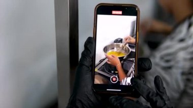 HOLLANDEZ Sosu sosu karıştırdığın cep telefonundan bir video çek. Yemek bloğuna girin, yemek bloğu yazarına ateş edin