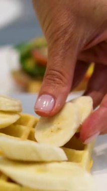 Elektrikli waffle makinesinde ev yapımı waffle yapmak. Kahvaltı şefi unu karıştırıyor, yumurta çırpıyor waffle yapmak için hamur pişiriyor, krep yapıyor. Sabah kahvaltısı, yemek hazırlama, yemek tarifi...
