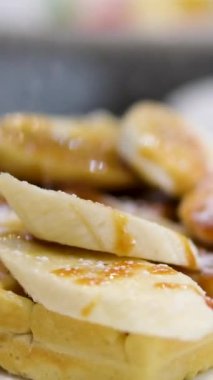 Çikolata sosu ve yaban mersinli Belçika waffle 'ının üzerine pudra şekeri serpin. Sağlıklı kahvaltı.