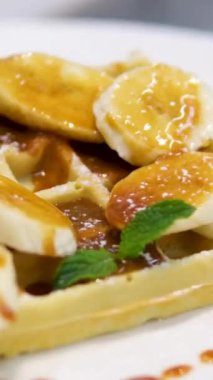 Elektrikli waffle makinesinde ev yapımı waffle yapmak. Kahvaltı şefi unu karıştırıyor, yumurta çırpıyor waffle yapmak için hamur pişiriyor, krep yapıyor. Sabah kahvaltısı, yemek hazırlama, yemek tarifi...