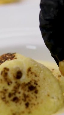 Sarı ahududu soslu peynirli kekler.