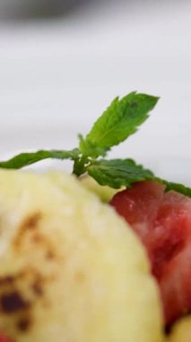 Muzlu Benedict waffle ve soslu cheesecake. Kahvaltı için üç tabak.