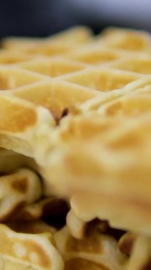 Elektrikli waffle makinesinde ev yapımı waffle yapmak. Kahvaltı şefi unu karıştırıyor, yumurta çırpıyor waffle yapmak için hamur pişiriyor, krep yapıyor. Sabah kahvaltısı, yemek hazırlama, yemek tarifi...