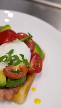 Benedict usulü haşlanmış yumurta. Kavrulmuş yumurta ve pastırmalı tost. Yumurta buğulama ve yumurta sarısı. Sağlıklı kahvaltı ya da öğle yemeği.