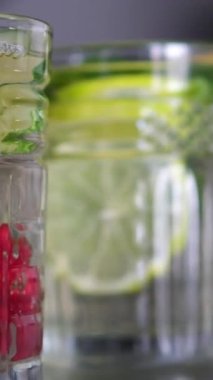 Dört bardak ve farklı tür vitamin suyu. Dolly 'nin odak değiştiren görüntüleri. Dört çeşit limonata.
