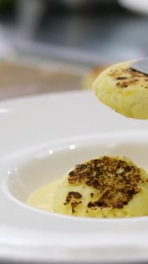 Kızarmış peynirli kekler aşama aşama pişiriliyor. Eller kaymak toplarını yuvarlar. Peynirli kekler tavada kızartılır. Lezzetli yemekler hazırlama süreci. Cheesecake veya cheesecake. Sağlıklı yemek.