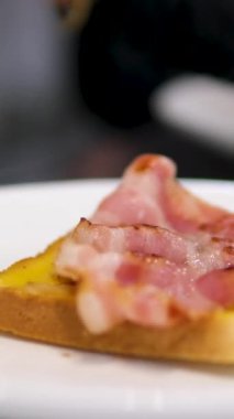 Kızarmış domuz. Kamera ızgarada domuz pastırması pişirmeyi takip ediyor. Yüksek hızlı kamera, hayalet esneme