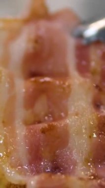 Benedict usulü haşlanmış yumurta. Kavrulmuş yumurta ve pastırmalı tost. Yumurta buğulama ve yumurta sarısı. Sağlıklı kahvaltı ya da öğle yemeği.