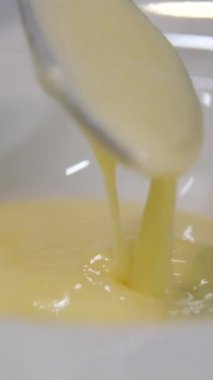 Kızartma tavasında mükemmel kıvamlılıkta lezzetli kremalı beşamel sosu pişirmek. Kremalı Bolonez yemeği.