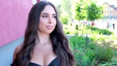 Elinde laptopuyla elinde kahve fincanı olan Hintli bir kadın ya da yönetici kameraya bakıp gülüyor. Mutlu bir şirket çalışanı kameraya bakıp gülümsüyor. şirket binası.