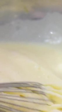 Kızartma tavasında mükemmel kıvamlılıkta lezzetli kremalı beşamel sosu pişirmek. Kremalı Bolonez yemeği.