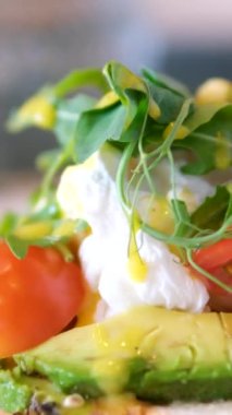 Benedict usulü haşlanmış yumurta. Kavrulmuş yumurta ve pastırmalı tost. Yumurta buğulama ve yumurta sarısı. Sağlıklı kahvaltı ya da öğle yemeği.