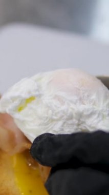 Benedict usulü haşlanmış yumurta. Kavrulmuş yumurta ve pastırmalı tost. Yumurta buğulama ve yumurta sarısı. Sağlıklı kahvaltı ya da öğle yemeği.