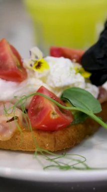 Benedict usulü haşlanmış yumurta. Kavrulmuş yumurta ve pastırmalı tost. Yumurta buğulama ve yumurta sarısı. Sağlıklı kahvaltı ya da öğle yemeği.