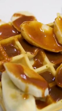 Elektrikli waffle makinesinde ev yapımı waffle yapmak. Kahvaltı şefi unu karıştırıyor, yumurta çırpıyor waffle yapmak için hamur pişiriyor, krep yapıyor. Sabah kahvaltısı, yemek hazırlama, yemek tarifi...