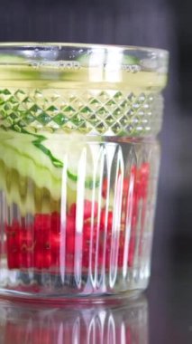 İki limonata ikram et. Limonata yapmak, yaz içkisi, soğuk içecek, sağlıklı. sıvı