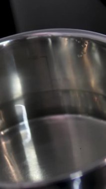 Su banyosu için metal kepçe masanın üzerinde duruyor. Paslanmaz çelik kepçeyle su kaynatılır ve yumurta pişirilir.