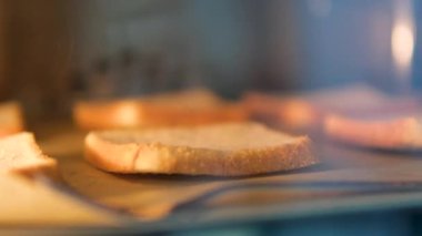 Kadın Fırın Açılışı Ekmeği Tost Kapanışı. Fırında tost var.
