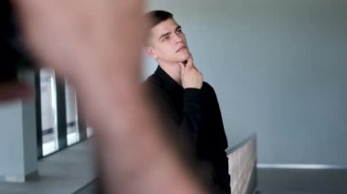 Adam kameralı adamın fotoğrafını çekiyor. Siyah saçlı ve mavi gözlü yakışıklı bir adam. Karışık ırk 