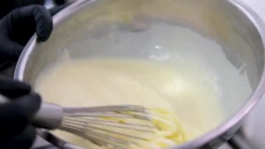 Kızartma tavasında mükemmel kıvamlılıkta lezzetli kremalı beşamel sosu pişirmek. Kremalı Bolonez yemeği.