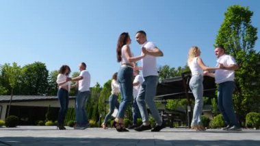 Bachata parkta. Sokak salsa dansı, pek çok genç çift Latin dansı yapıyor.