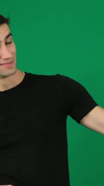 Yeşil atölye işaretleriyle poz veren iyimser mizahi Arap portresi tabanca kullanıyormuş gibi davranmak, iyi fikir reklamlarını onaylatmaya yarıyor. ürün
