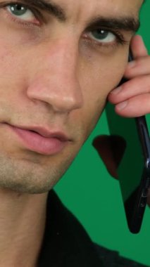 Cep telefonuna bakarak çalışan akıllı telefon kullanan etnik işadamı çevrimiçi dijital veri pazarı yönetim teknolojisini kontrol ediyor. İş adamı telefonu