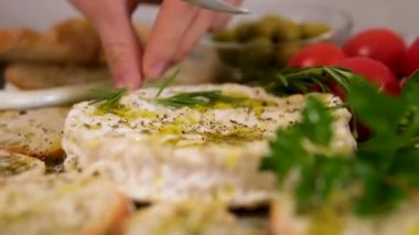 Peynirli camembert peyniri ya da peynirli peyniri yakın plan bıçakla kesmek. İçinde kremalı yumuşak peynir var. Yumuşak dokuları olan beyaz küflü peynirler. Camembert peyniri kes.