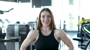 Beden eğitimi, egzersiz ya da antrenman için, amaçları ve gücü olan yorgun, fitness ve nefes alan kadın portresi. Terleyen, yorgun ve güçlü sporlar ya da vesikalık nefes alan atlet kız