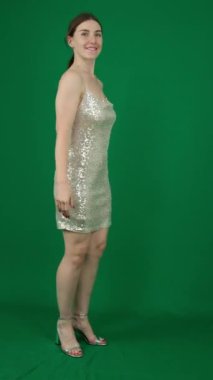 İnsanların duyguları işte. Genç kız dans ediyor. Tuhaf esmer kadın saçı eğleniyor, elleri havada, suratını buruşturuyor, gülümsüyor, yeşil arka planda dans ediyor. Müzik, dans