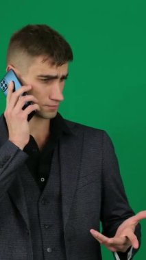 CEO 'nun telefonu ayakta aramasından endişe ediyorum. Kendine güvenen sakallı yönetici stresli telefonda ciddi bir konuşma yapar. Sinirli iş adamı telefonu