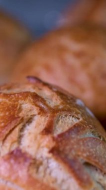 Fırında taze ciabatta. Ekmek ve eko üretim üretim süreci çok sıkı çalışıyor. Pastane ve rooty satışı. Fırında İtalyan biyo-ekmeği pişirmek. Yemek pişirme görüntülerini hızlandırın