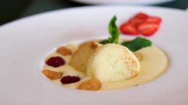 Ekşi krema, reçel ve taze böğürtlenli taze cheesecake şeklinde lezzetli sağlıklı bir kahvaltı. Krem soslu peynirli kek. Nane şekeri yapraklı ahududu çileği.