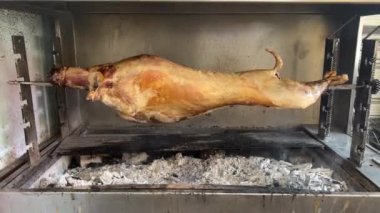 Tükürükte kuzu rostosu. Kızarmış kuzu. Restoranda ateşin üstünde tükürük üstünde koyun. Kızarmış et..