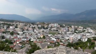 Arnavutluk dağları. Arnavutluk 'ta dağ zirvelerinde bulutlar dolaşıyor. Sürücü arabaların penceresinden görüntüler