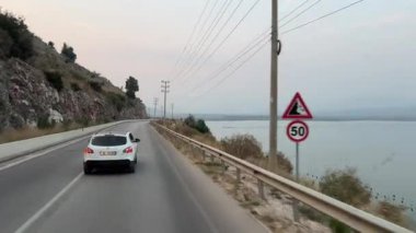 Arnavutluk dağları. Arnavutluk 'ta dağ zirvelerinde bulutlar dolaşıyor. Sürücü arabaların penceresinden görüntüler