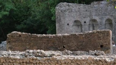 Butrint, Arnavutluk 'un önde gelen arkeoloji merkezleri arasında yer alıyor ve UNESCO kapsamında bir Dünya Mirası Alanı olarak korunuyor. Antik kasaba inşa edildi. Ksamil Yarımadası