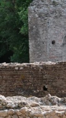 Butrint, Arnavutluk 'un önde gelen arkeoloji merkezleri arasında yer alıyor ve UNESCO kapsamında bir Dünya Mirası Alanı olarak korunuyor. Antik kasaba inşa edildi. Ksamil Yarımadası