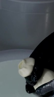İki kişi İtalyan mozzarellası ve caciocavallo peyniri yapmak için peyniri eritiyor. İtalyan caciocavallo peyniri işleniyor
