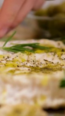 Peynirli camembert peyniri ya da peynirli peyniri yakın plan bıçakla kesmek. İçinde kremalı yumuşak peynir var. Yumuşak dokuları olan beyaz küflü peynirler. Camembert peyniri kes.