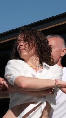 Genç bir çift, dans ediyorlar ve birlikte ve sabahları aşk, mutluluk ve bağ kuruyorlar. Erkek, kadın ve çizgi roman sarılma, dönme ve romantizmle adımlarla dans ediyor. özen ve mutluluk 