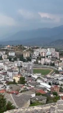 Arnavutluk dağları. Arnavutluk 'ta dağ zirvelerinde bulutlar dolaşıyor. Sürücü arabaların penceresinden görüntüler