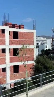 Arnavutluk dağları. Arnavutluk 'ta dağ zirvelerinde bulutlar dolaşıyor. Sürücü arabaların penceresinden görüntüler